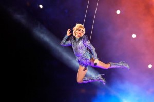 Acá están las fotos de Lady Gaga volando, cantando y maravillando en el Super Bowl