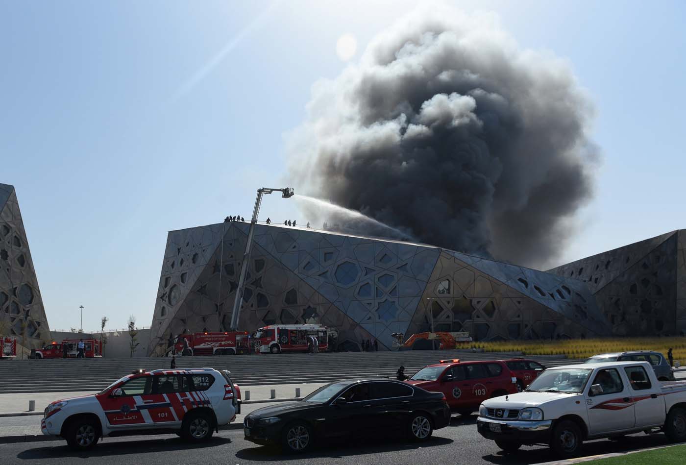 Un incendio de grandes proporciones en la recién inaugurada casa de la ópera de Kuwait (fotos)