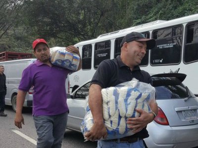 Saquearon gandola de arroz en la autopista Regional del Centro (Fotos)