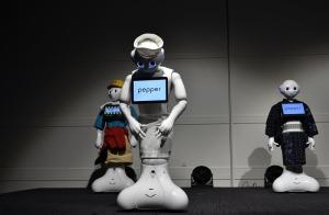 El robot Pepper se sube a la pasarela en Tokio con sus nuevos uniformes