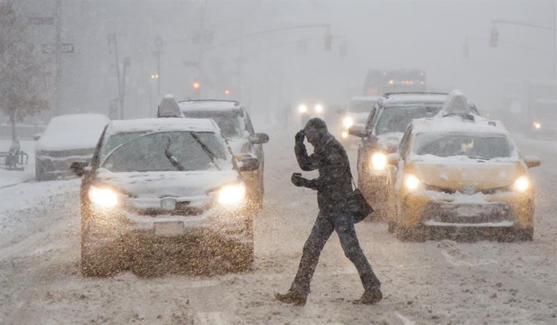 Escuelas cerradas y vuelos anulados por tormenta de nieve en noreste de EEUU