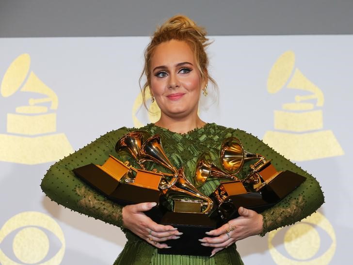 Adele arrasa en los Grammy y lamenta el fracaso de su ídolo Beyoncé
