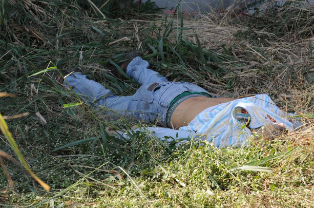 Mujeres lanzan a 2 robabusetas de un puente en Valencia