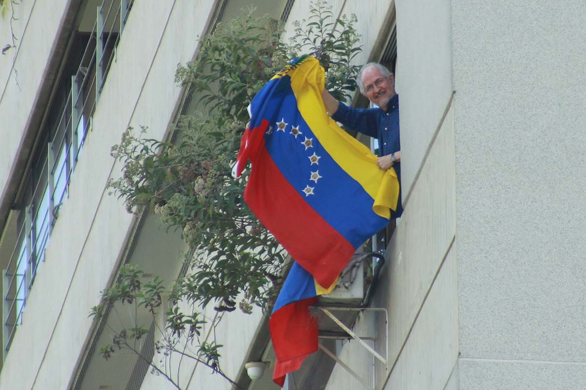 Antonio Ledezma saluda tras cumplir dos años de arresto domiciliario (Fotos)