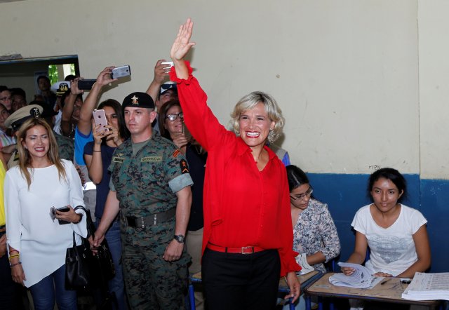 Cynthia Viteri (C), candidate of the Social Christian Party, waves before casting her vote during the presidential election at a school-turned-polling station in Guayaquil, Ecuador February 19, 2017. REUTERS/Guillermo Granja