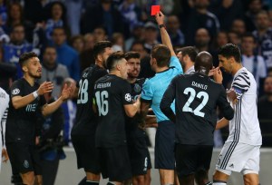 Una expulsión sentencia al Oporto y lanza a la Juventus a cuartos