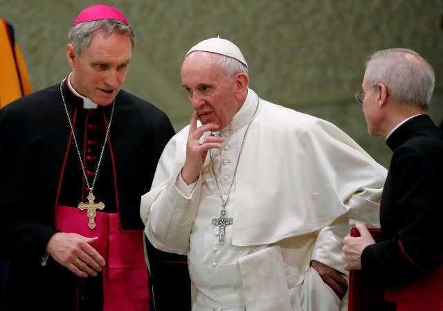 Pope Francis looks as he is flanked by bishop Georg Ganswein (L) during an audience with the Community of Capodarco, a non-profit organisation that promotes the rights of socially marginalized people, in Paul VI hall at the Vatican February 25, 2017. REUTERS/Alessandro Bianchi