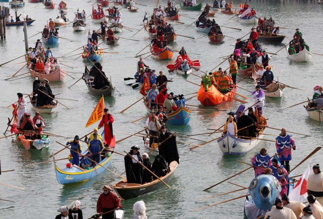 Venetians row during the masquerade parade on the Grand Canal during the carnival in Venice, Italy February 12, 2017. REUTERS/Tony Gentile