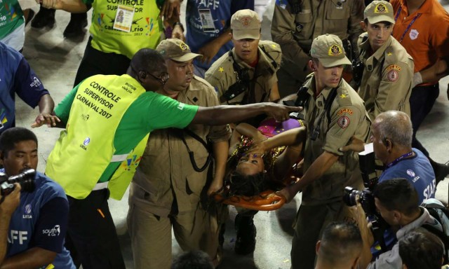 A reveller is assisted after an accident with a float from Unidos da Tijuca samba school during the second night of the carnival parade at the Sambadrome in Rio de Janeiro, Brazil, February 28, 2017.   REUTERS/Pilar Olivares