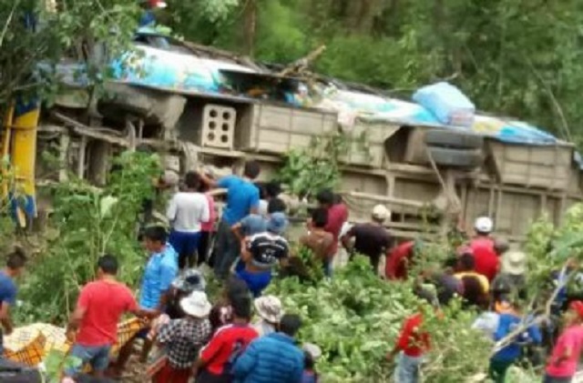 Autobús cayó por un precipicio y causó 17 muertos en Bolivia