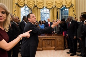 Asesora de Trump se sentó con los pies encima de un sofá del salón Oval (Fotos)
