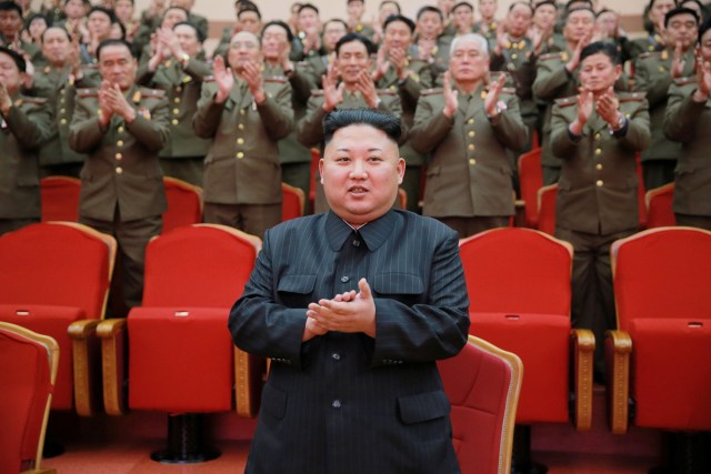 El líder norcoreano, Kim Jong Un, aplaude en la conmemoración de la fundación del Coro del Estado. imagen entregada el 23 febrero 2017. Corea del Norte está evadiendo las sanciones internacionales con una sofisticada red de empresas en el extranjero, favorecida en parte por su continuo acceso al sistema bancario internacional, según un reporte de Naciones Unidas al que Reuters tuvo acceso. KCNA/via REUTERS