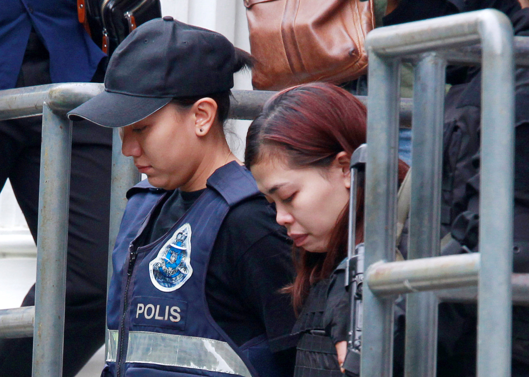 Acusadas por asesinato de Kim Jong Nam salen de tribunal de Malasia con chalecos antibalas