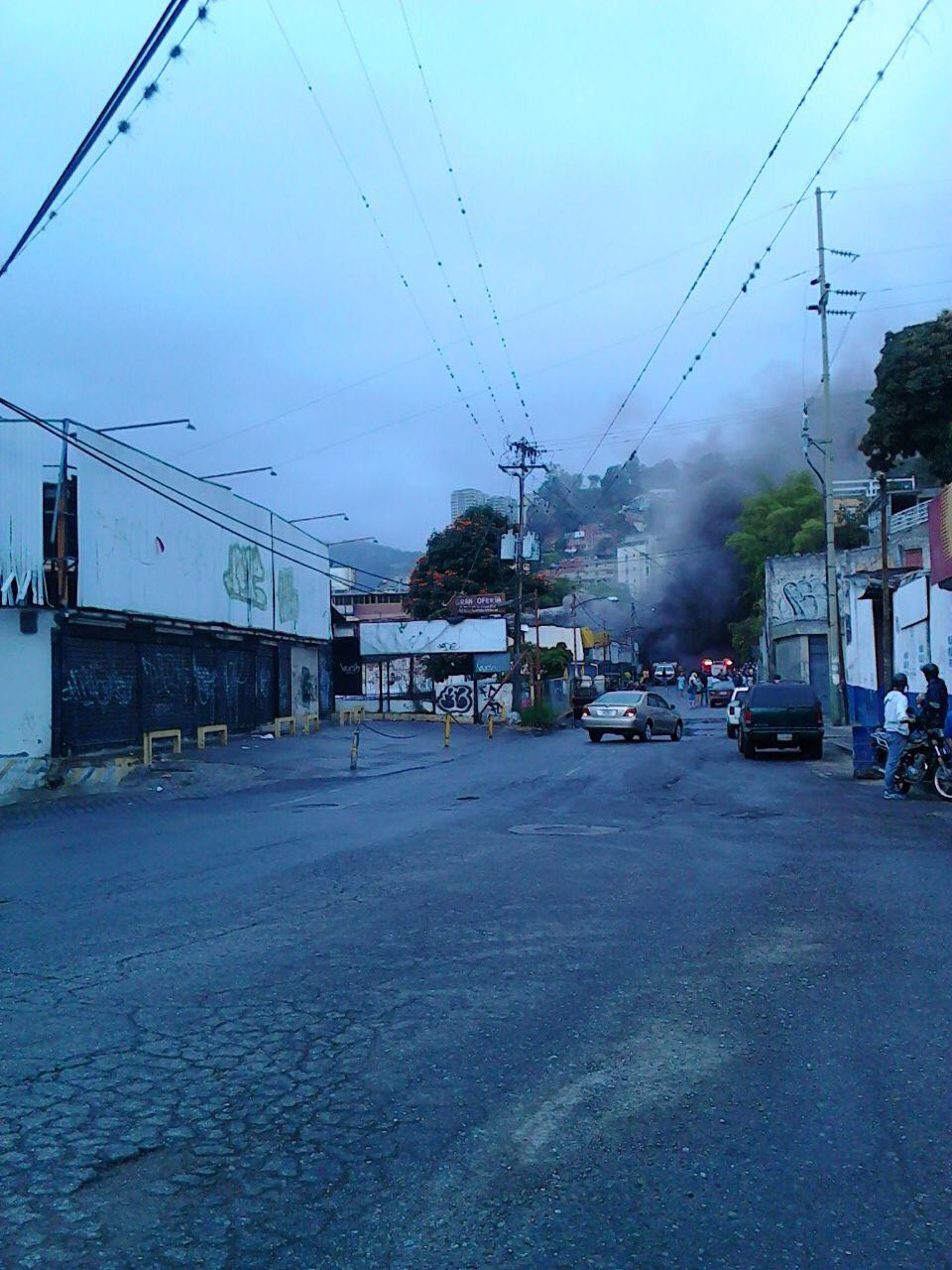 Un incendio se registra en la entrada de Baruta (fotos)