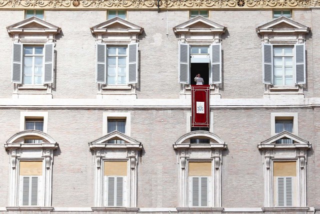 Pope Francis waves as he leads the Angelus prayer in Saint Peter's square at the Vatican March 5, 2017. REUTERS/Tony Gentile