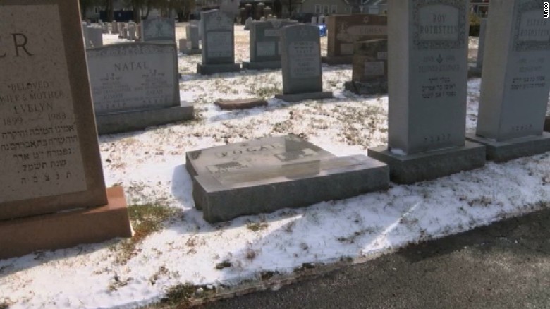 Derriban lápidas judías en medio de aumento de antisemitismo en EEUU