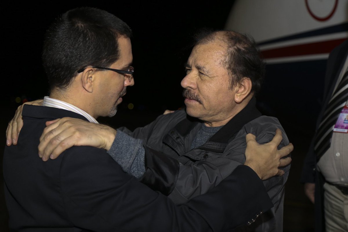 Daniel Ortega llegó a Venezuela para participar en la Cumbre del Alba