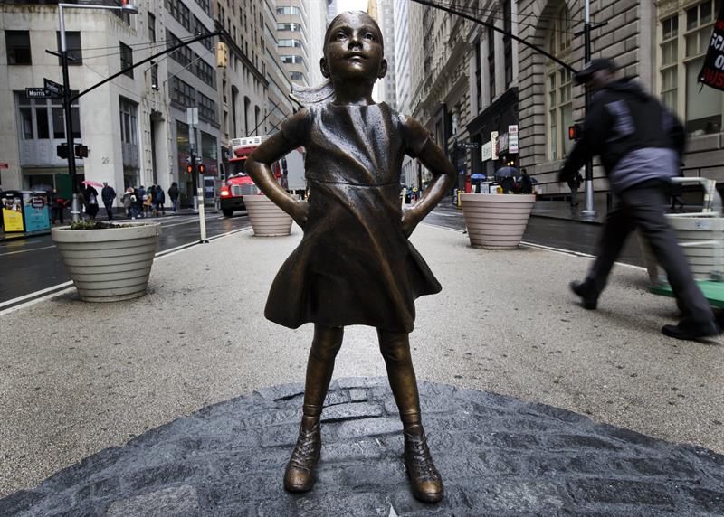 El desafiante homenaje a las mujeres frente al emblemático toro de Wall Street