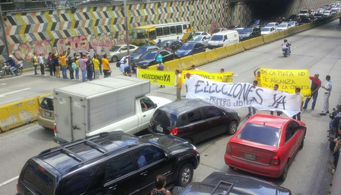 Jóvenes protestaron en la Av. Libertador exigiendo elecciones (Fotos + video)