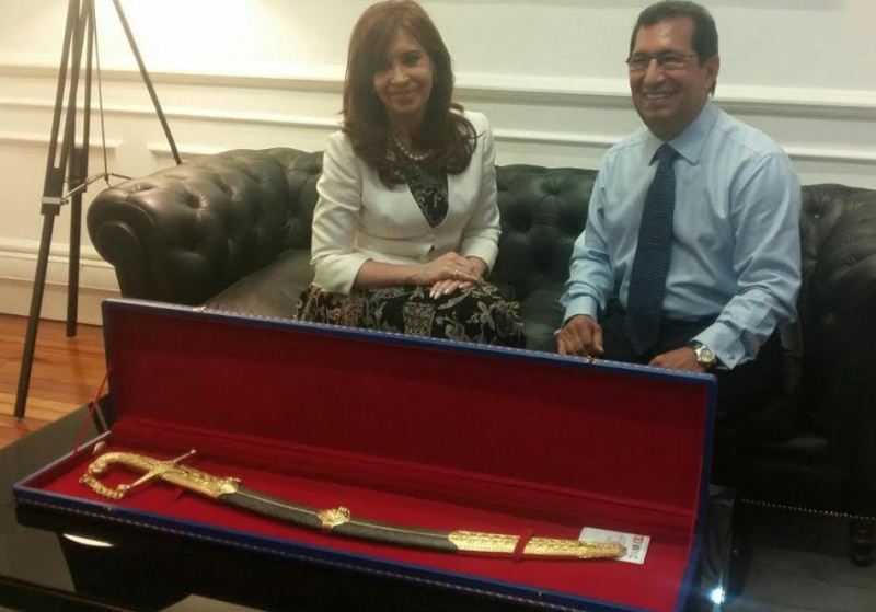 Adán Chávez se fue a Argentina a entregarle una espada a Cristina Kirchner (fotos)