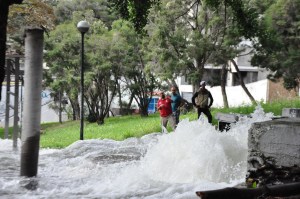 Rotura de tubo matriz inunda la Plaza Venezuela (fotos y video)