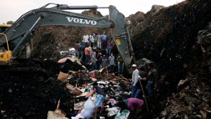 Etiopía se hunde en la basura… Las fotos de la avalancha del vertedero que dejó más 113 muertos