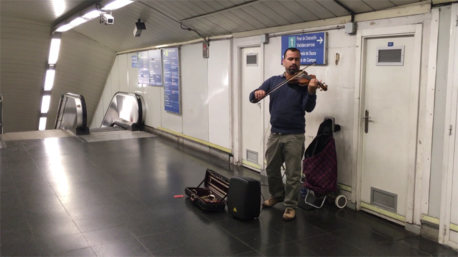 A punta de violín un criollo triunfó en pleno metro de Madrid (+Video +Que viva Venezuela)