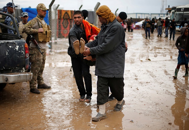 Un iraquí herido es llevado a un hospital de campaña en el campamento de Hamam al-Alil, al sur de Mosul