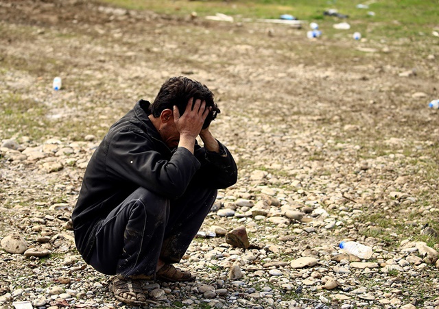 Un padre reacciona tras enterrarse de que su hijo murió en un ataque aéreo en Mosul