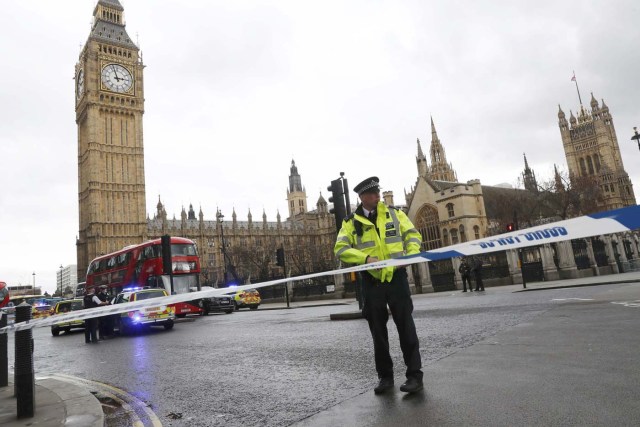 Un policía acordona la plaza del Parlamento británico en Londres luego de que se escucharon fuertes detonaciones, mar 22, 2017. Al menos una decena de personas resultaron heridas en el Puente de Westminster, en Londres, después de que se escucharon fuertes detonaciones a las afueras del Parlamento británico, afirmó un fotógrafo de Reuters el miércoles. REUTERS/Stefan Wermuth