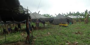 Soldados venezolanos siguen en un campamento en territorio colombiano