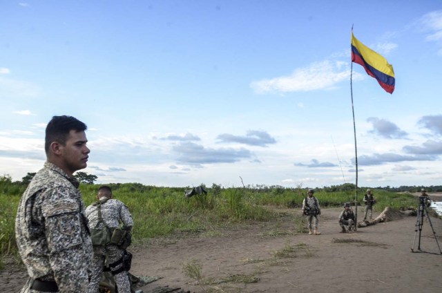 Colombian soldiers arrive at the site where Venezuelan soldiers would have installed a camp in Colombian territory, in Arauquita, department of Arauca, Colombia, on March 23, 2017.  Colombia strongly protested to Venezuela about the incursion of the country's military in its territory, a situation that President Juan Manuel Santos called "unacceptable" shortly before announcing the withdrawal of the last soldier in the affected area. / AFP PHOTO / DANIEL MARTINEZ
