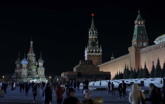 A view shows the St. Basil's Cathedral (L) and the Kremlin wall, before the lights were switched off for Earth Hour in Red Square in central Moscow, Russia, March 25, 2017. REUTERS/Maxim Shemetov
