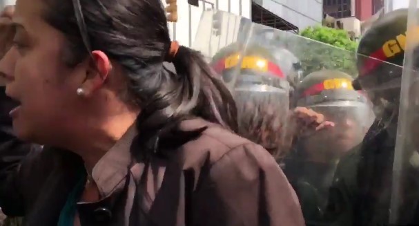 EN VIDEO: Agreden a diputados opositores que se acercaron a la tarima del chavismo que rodea la AN