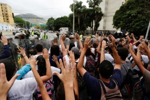 Protestas y represión en Caracas mientras crece la presión internacional contra el gobierno de Maduro (fotos)