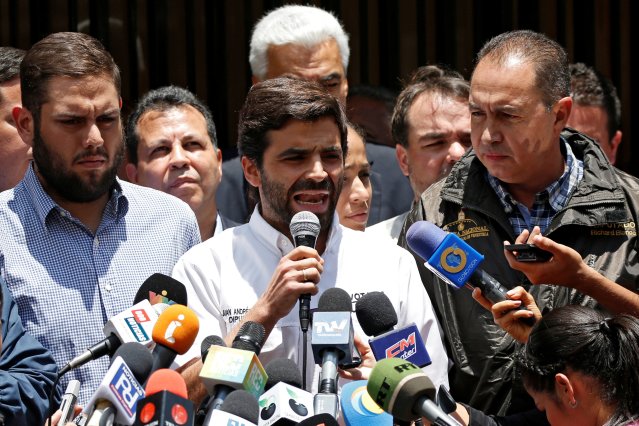 Juan Andres Mejia, deputy of Venezuelan coalition of opposition parties (MUD), talks to the media outside the offices of the opposition party Justice First (Primero Justicia), next to his fellow deputies Juan Requesens (L) and Richard Blanco (R) in Caracas, Venezuela March 31, 2017. REUTERS/Carlos Garcia Rawlins