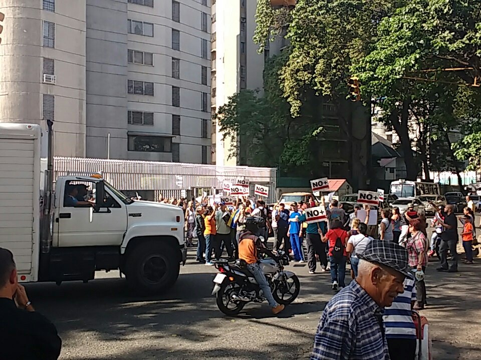 Manifestantes trancaron la Av. Páez de El Paraíso en rechazo al “Madurazo” (Fotos + Video)