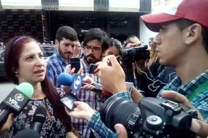 El honor no se divisa…La brutal golpiza que le da la GNB a la periodista Elyangélica Gónzález (Imágenes fuertes)