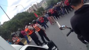 Estudiantes trancan la autopista Francisco Fajardo a la altura de Plaza Venezuela