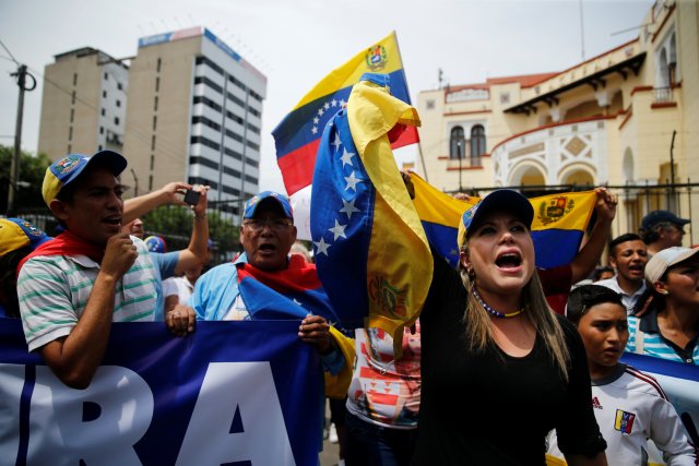 Venezolanos protestan frente a la sede de la cancillería en Lima, Perú en respaldo a la democracia. REUTERS/Guadalupe Pardo