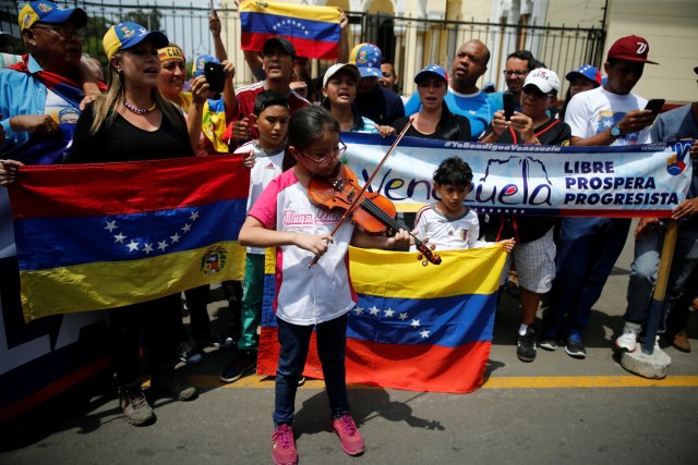 Venezolanos protestan frente a la sede de la cancillería en Lima, Perú en respaldo a la democracia. REUTERS/Guadalupe Pardo
