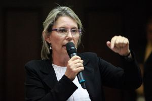 Olivia Lozano: Borrar líneas a sentencias dictatoriales contra AN no exime el delito