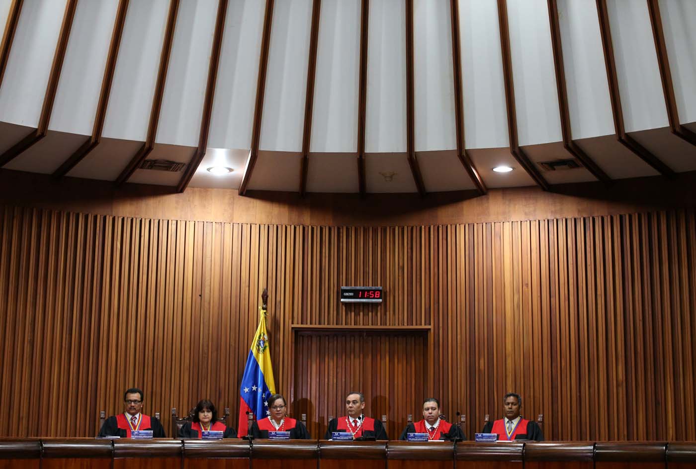 TSJ ordena a Capriles impedir barricadas en su estado o irá preso
