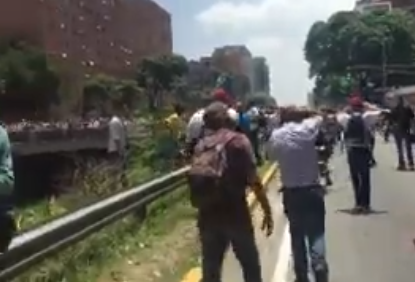Desde edificios de la Misión Vivienda lanzaron botellas contra manifestantes (video)