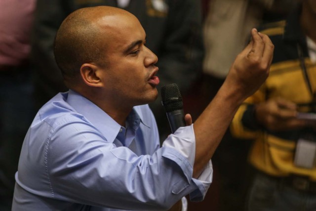 El diputado del Partido Socialista Unido de Venezuela (PSUV), Héctor Rodríguez, interviene hoy, miércoles 5 de abril de 2017, durante una sesión del Parlamento en Caracas EFE/CRISTIAN HERNANDEZ
