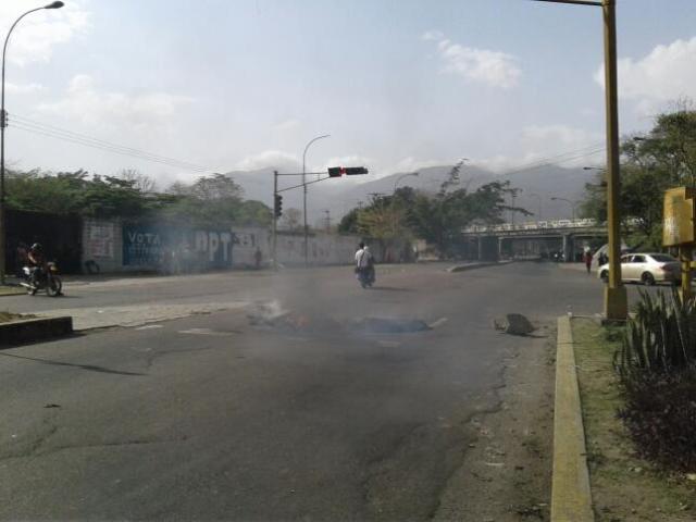 Manifestantes en las inmediaciones de la Universidad de Carabobo. Foto: Andrés Abreu