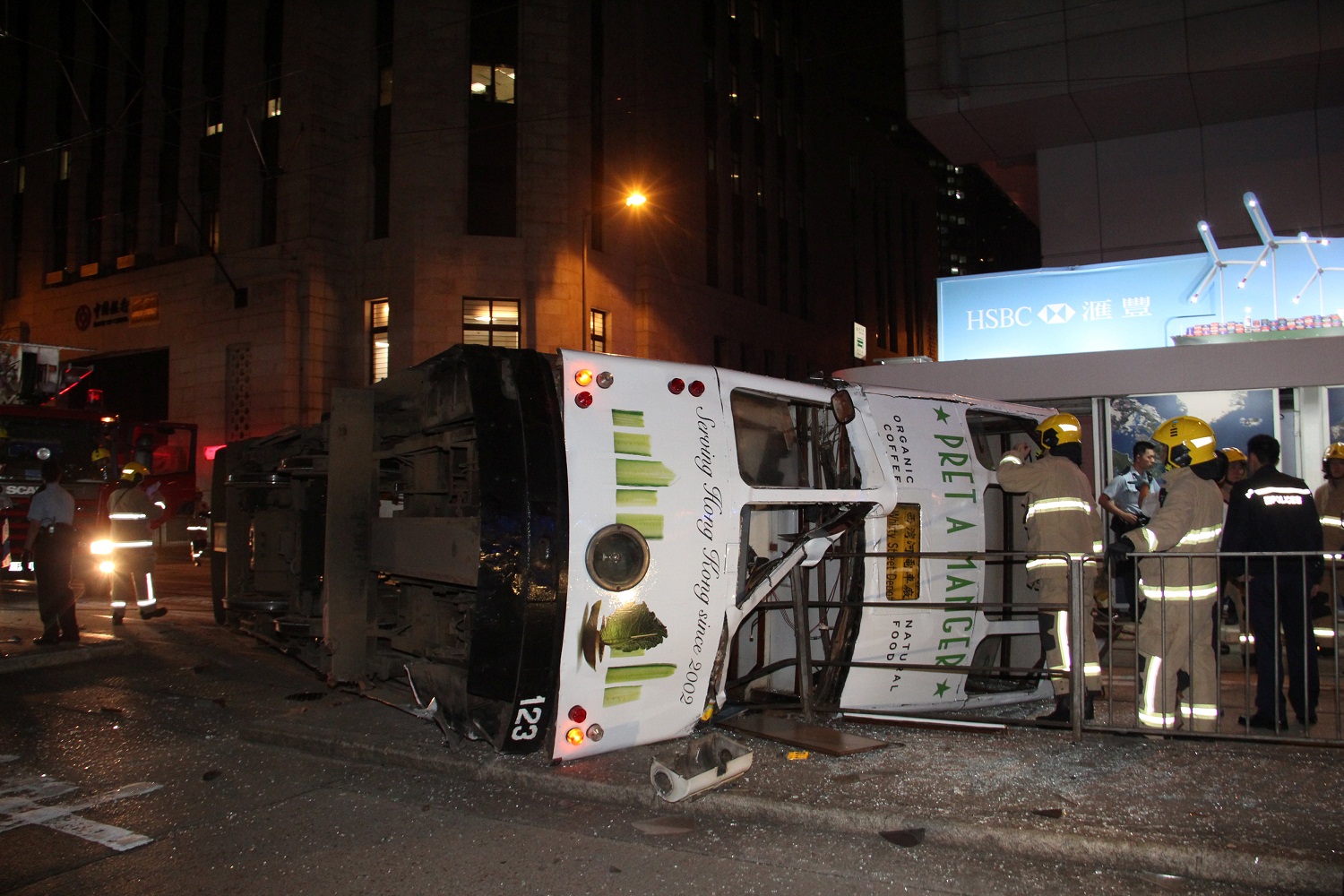Catorce heridos al volcarse un tranvía en el centro de Hong Kong