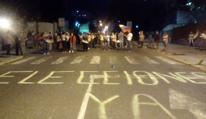 VIDEO: Cacerolazo y protestas en Los Dos Caminos