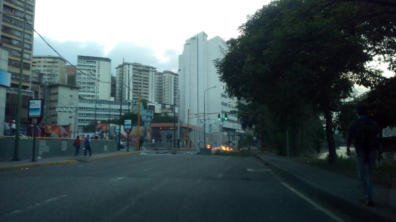 Cierran calles y queman basura en Colinas de Bello Monte (tuits)