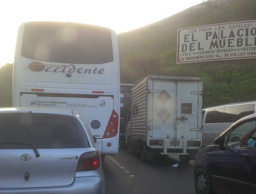 Tráfico colapsado en Las Tejerías por punto de control en la ARC #6Abr (Videos)
